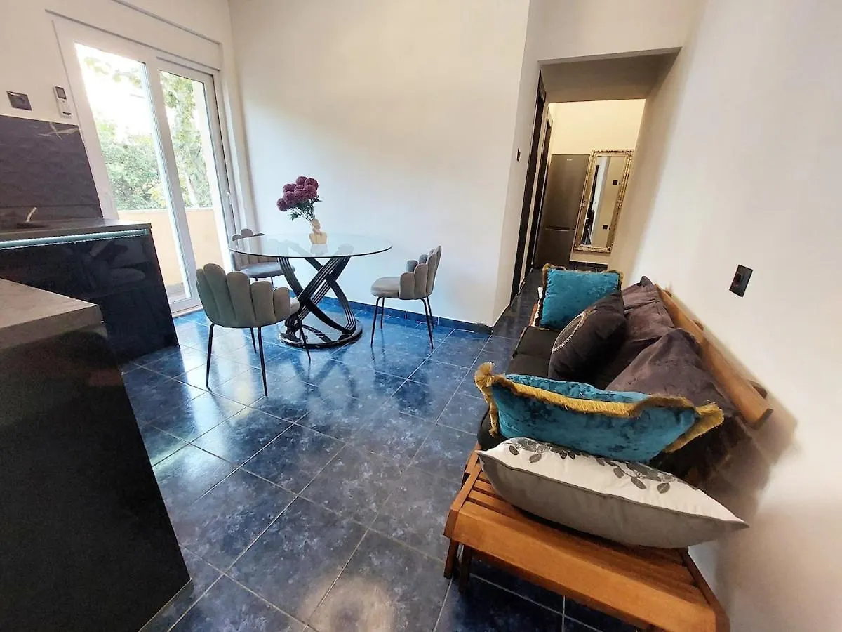 Apartment Mini Palais - Beachfront, 5 Min Center, Terrace Split