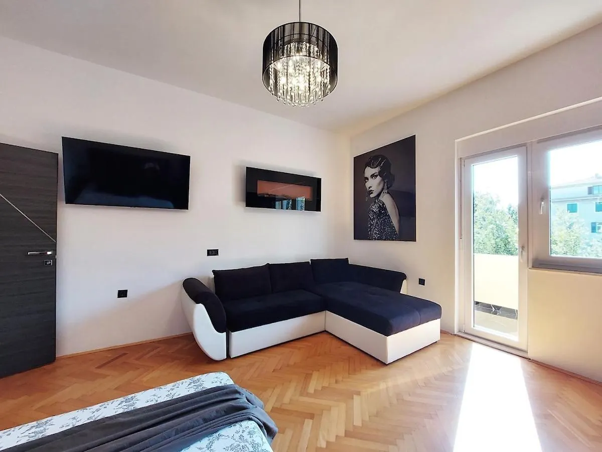 Mini Palais - Beachfront, 5 Min Center, Terrace Split 0*,  Croatia
