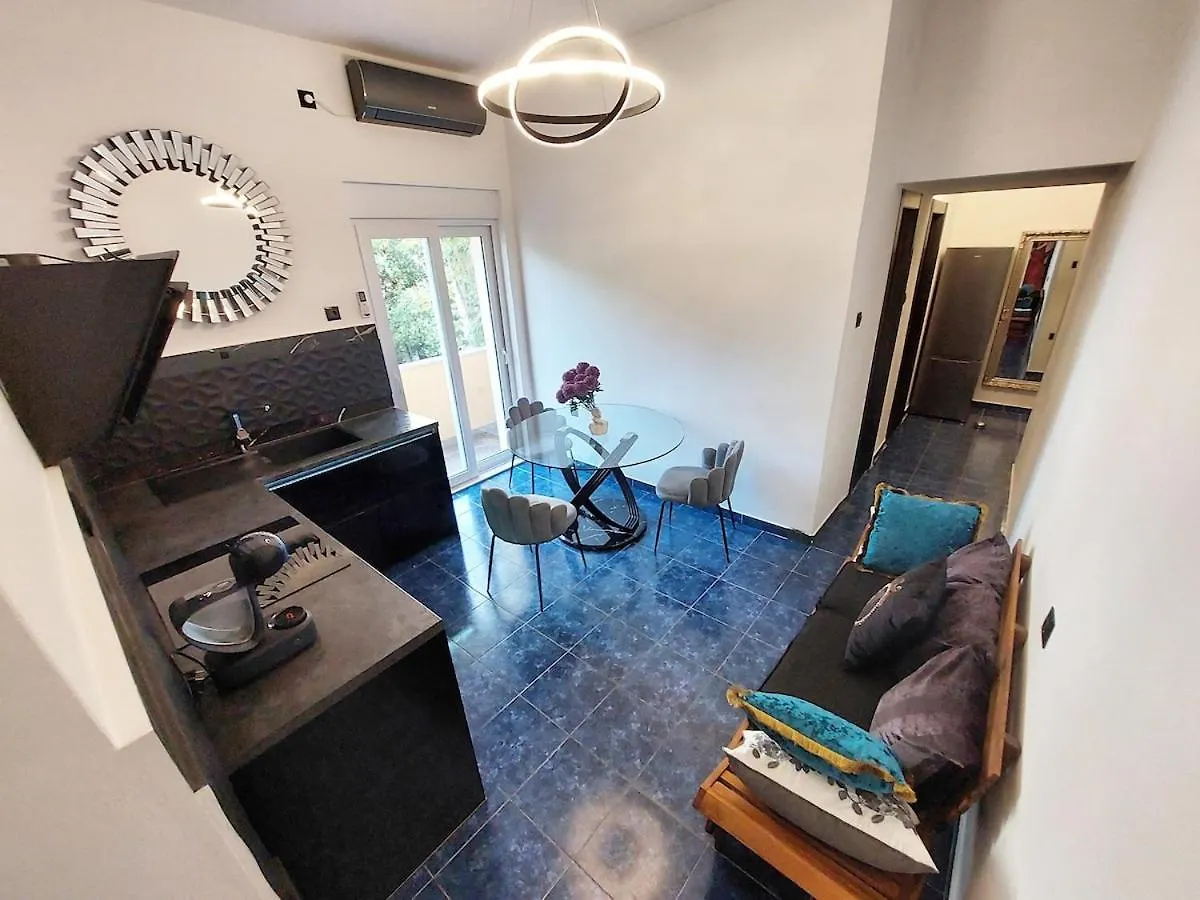Apartment Mini Palais - Beachfront, 5 Min Center, Terrace Split Croatia