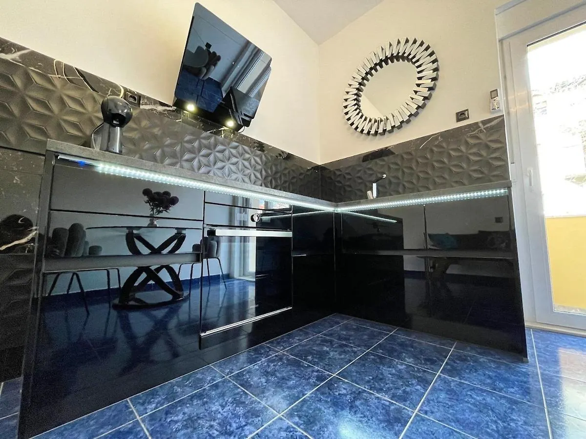 Mini Palais - Beachfront, 5 Min Center, Terrace Split