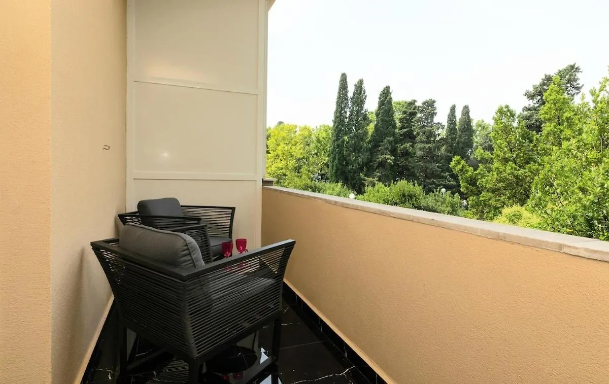 Mini Palais - Beachfront, 5 Min Center, Terrace Split Apartment